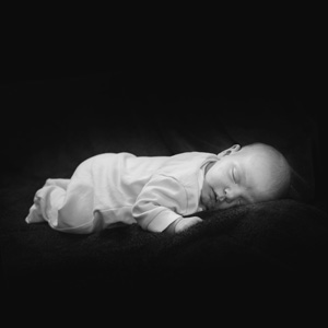 une photo de bébé en noir et blanc