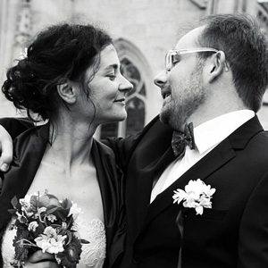 une photo de mariage en noir et blanc